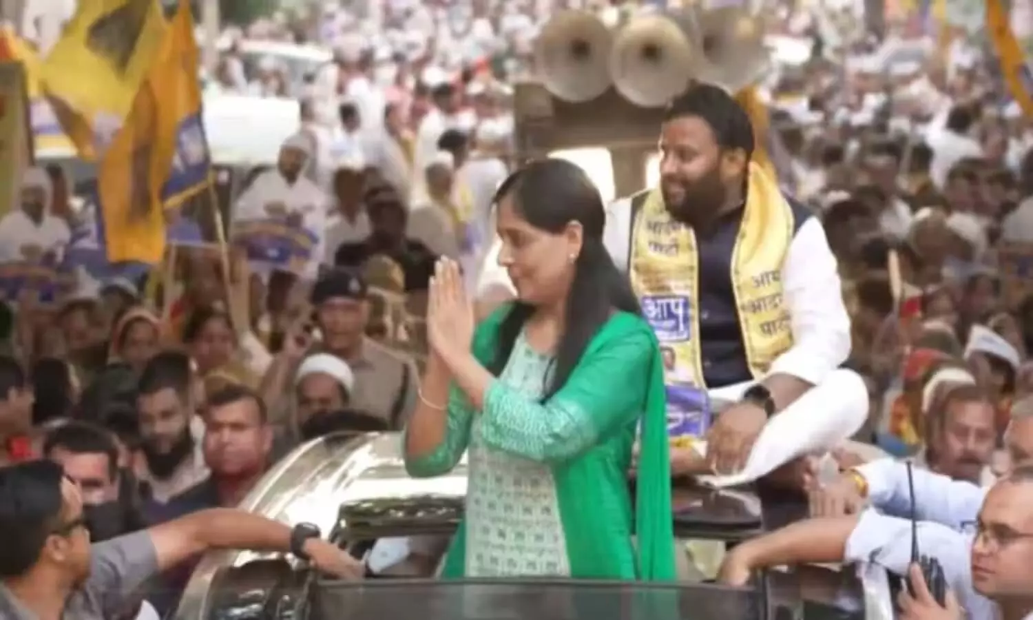 Aravind Kejriwal : ఢిల్లీలో కేజ్రీవాల్ పోస్టర్ పట్టుకుని సునీత భారీ రోడ్ షో